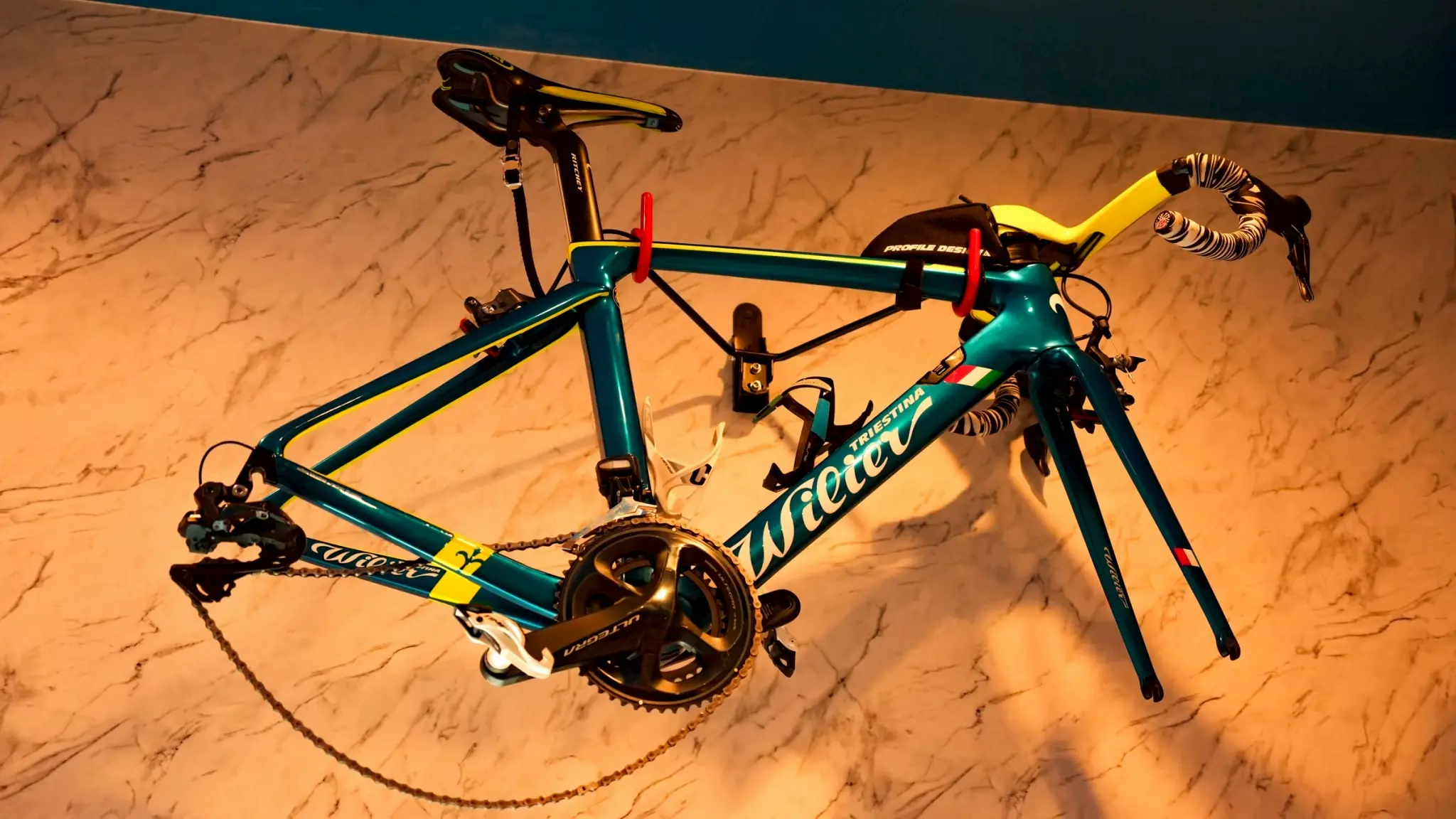 天井のブルーと色を合わせた店内の青い自転車